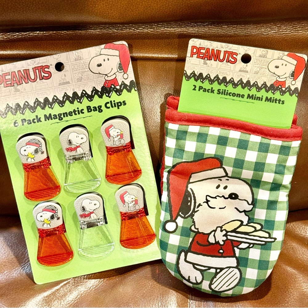 Peanuts Christmas Snoopy Silicone Mini Mitts and Magnetic Bag Clips Set NEW!!